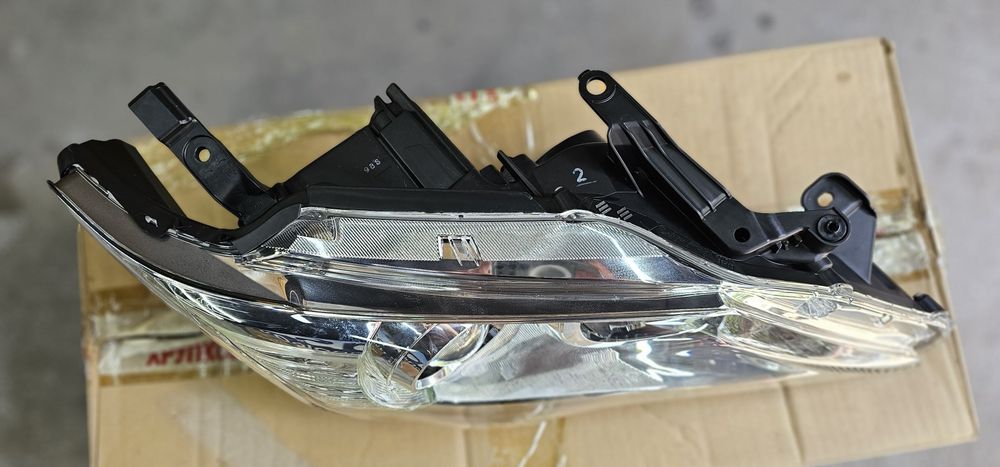 Фара Тойота Камри 50