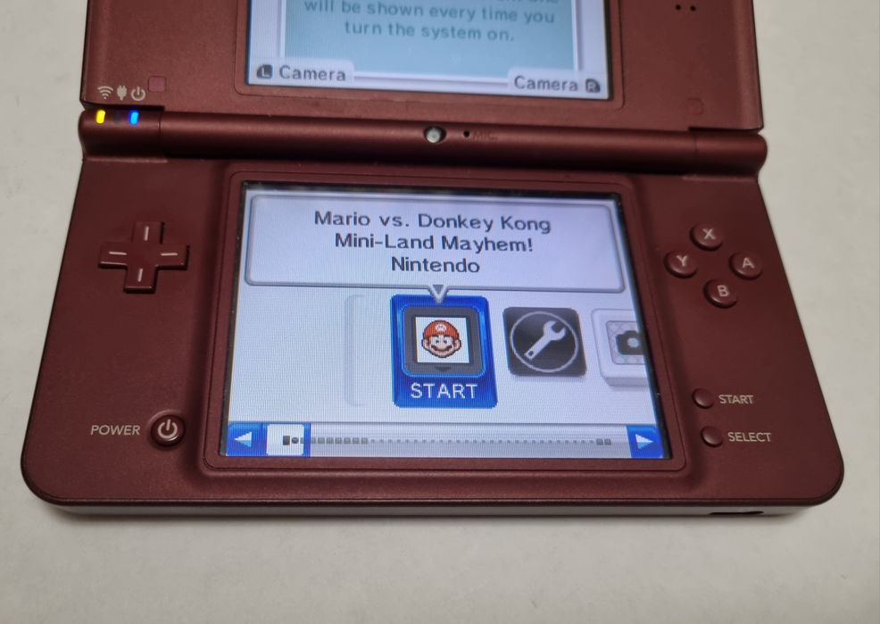 Nintendo DSi XL + joc Mario vs Donkey Kong