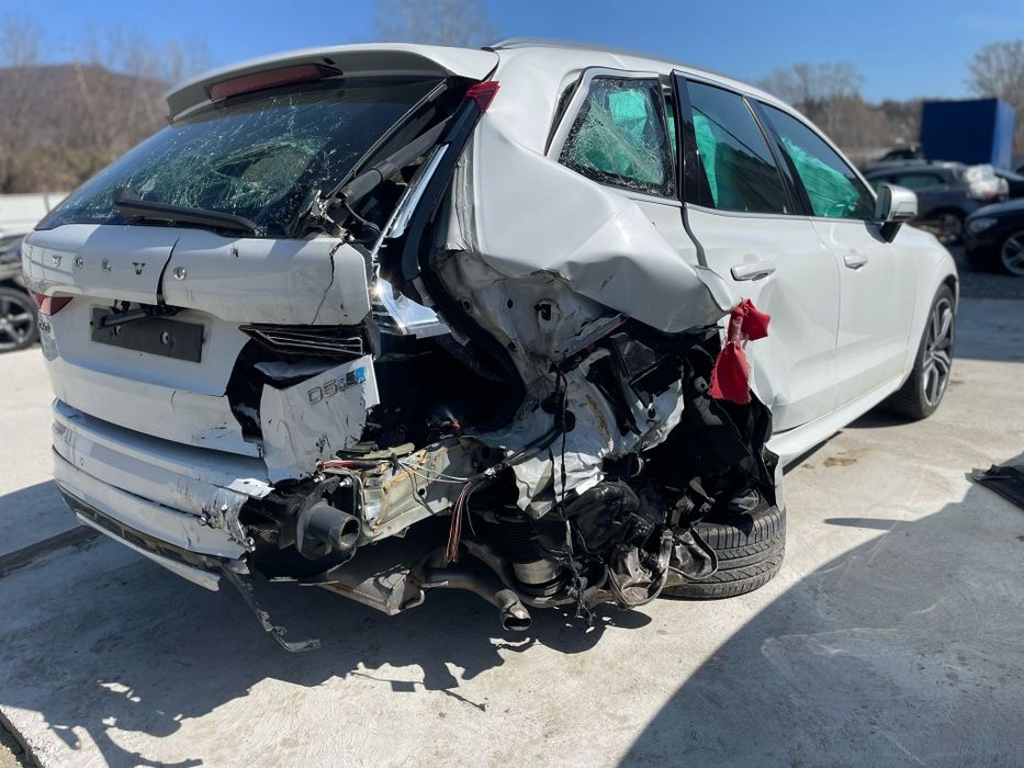 Volvo XC60 2.0d biturbo 235cp automat fab 2018 R-desing Euro6. Avariat