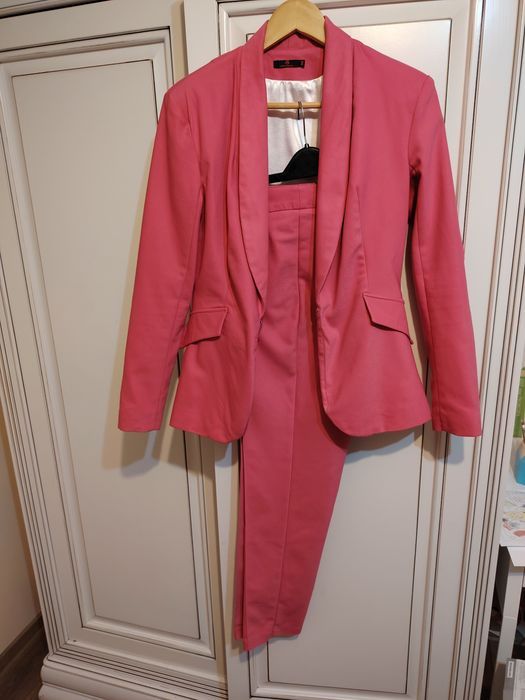 Costum roz mărimea 38 Bby