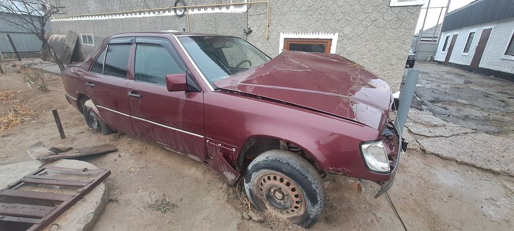 Мерседес 91 года Е 230