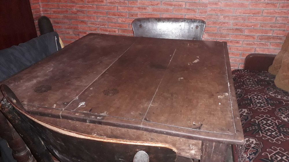 Дървена орехова маса с 3 стола. Масата си е запазена, Столовете имат з