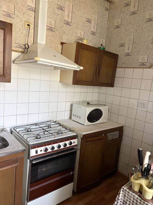 Кухоный гарнитур с газ плитой , микроволновкой, мойкой, вытяжкой б/у