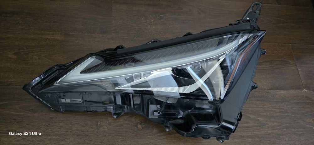 Far stanga Lexus Ux