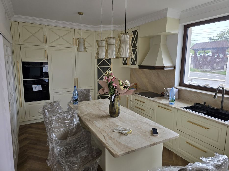 Mobilă la comandă!