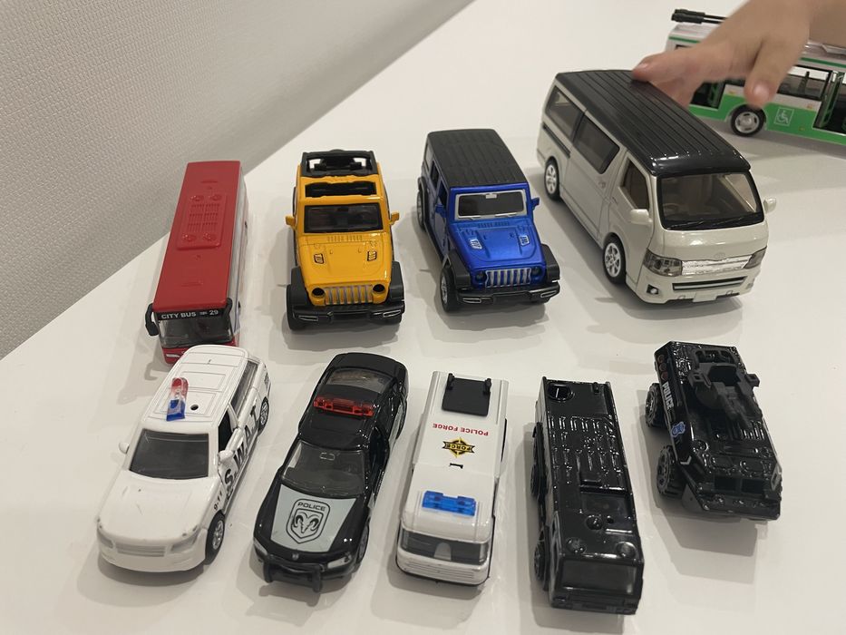 Продаются машинки не новые hot wheels