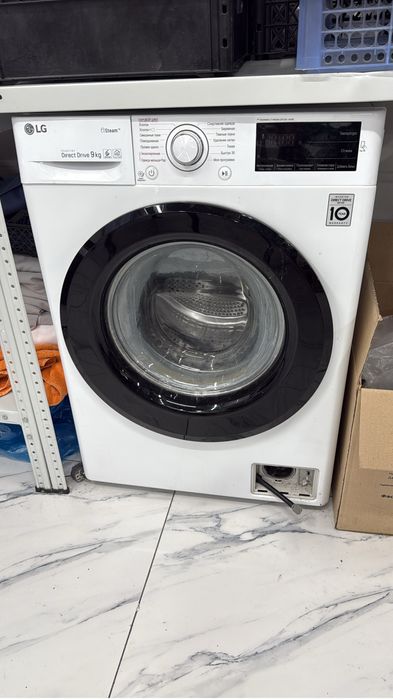 В нерабочем состоянии стиральная машина и морозильная камера