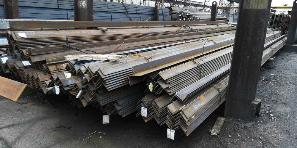 Уголок металлический 200*200 в асстортименте