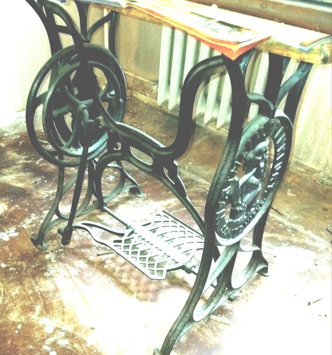 Vând lot  de mobilier vintage anii 50-60 plus cadru de fonta de la masina de cusut Singer Preț 1200 lei tot pachetul sau separat(detalii in descriere)