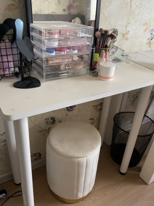 стол, Туалетный столик, письменный стол