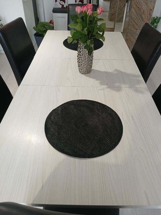 Vând masa de 6 persoane cu scaune