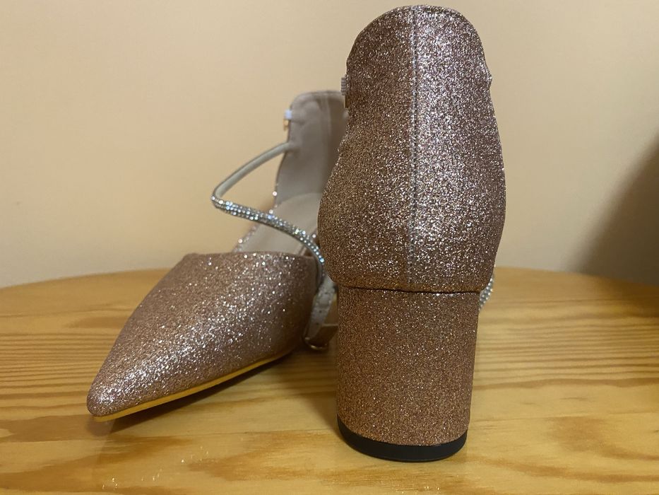 Лъскави обувки с ток