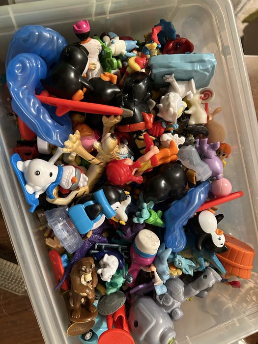 Продаю киндер игрушки