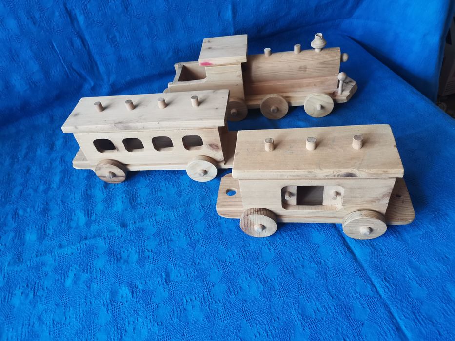 Ретро дървено влакче с локомотив и два вагона