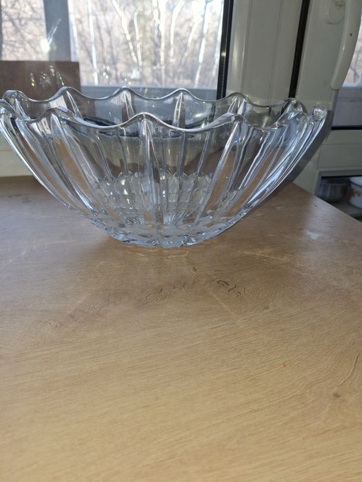 Продам хрустальную  вазу