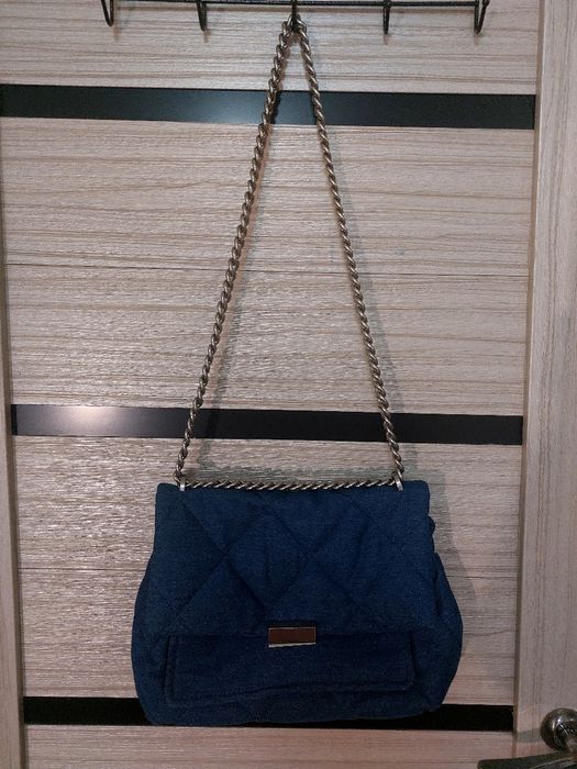 Mango Committed Collection — джинсовая стёганая сумка на цепочке