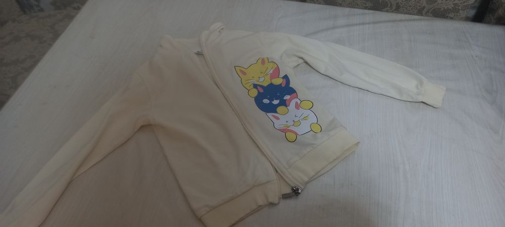 Тонкий спортивный костюмчик на девочку