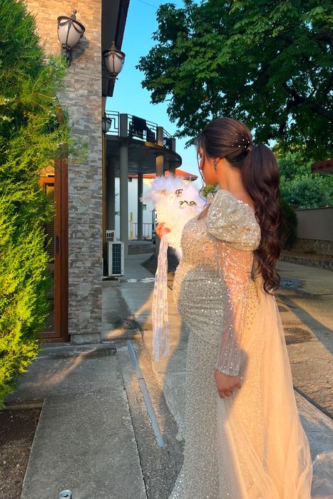 Дълга официална рокля със сребристи паети