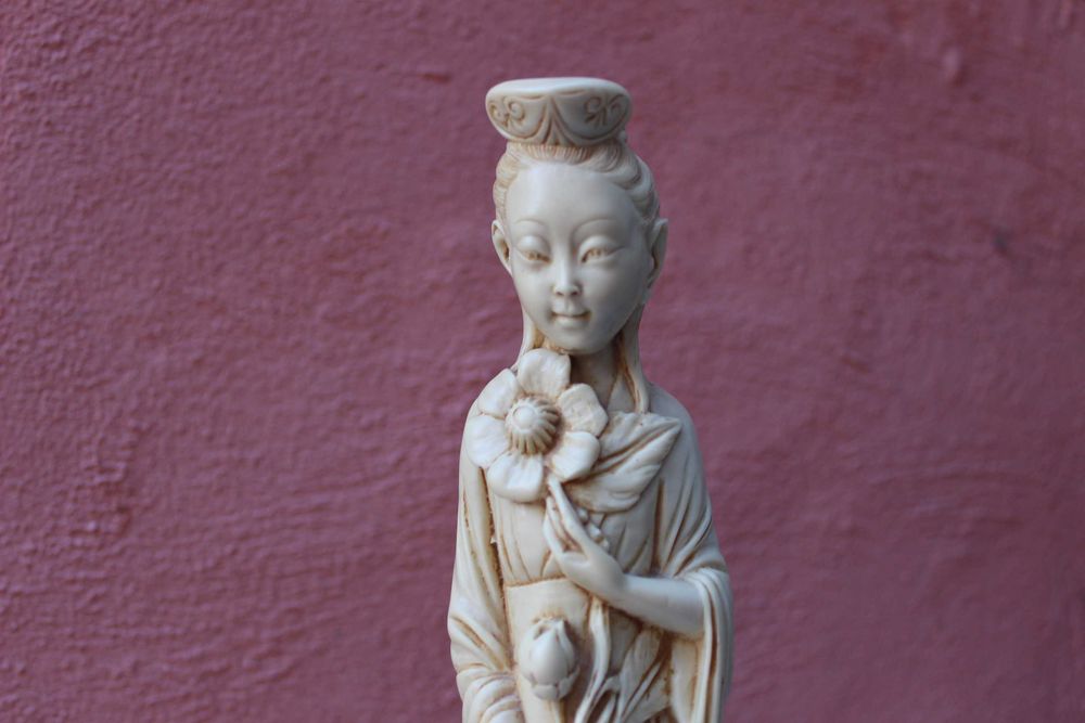 Figurina CHINA - GUANYIN, baza lemn, lucrata manual