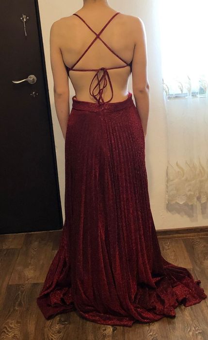 Vând rochie elegantă purtată o singură dată.