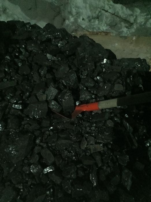 Перекидаю уголь, скидать уголь