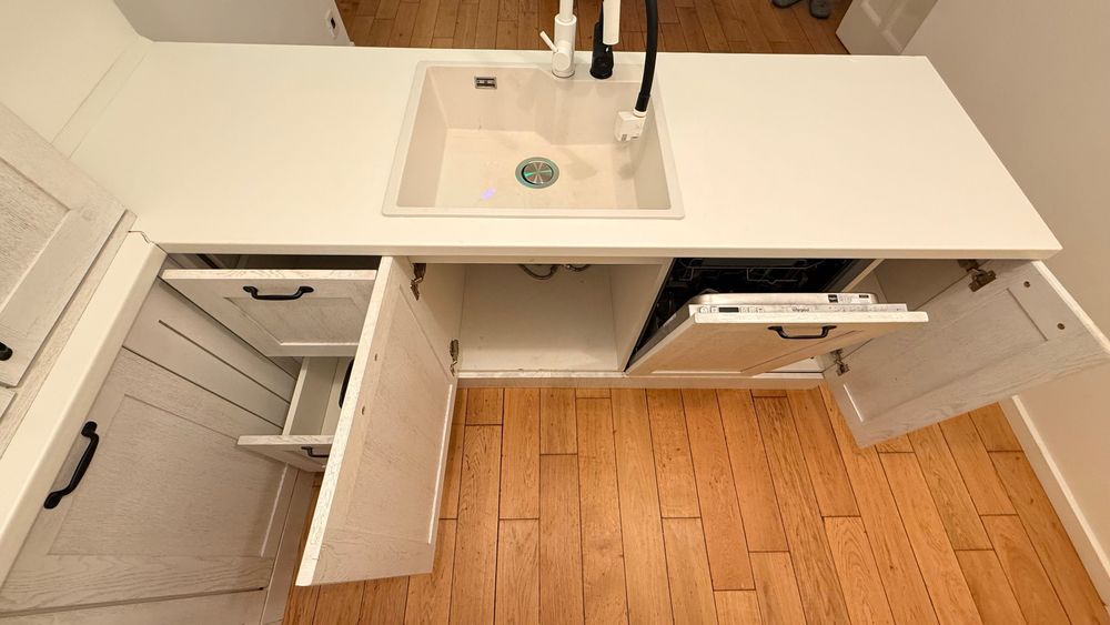 Bucatarie forma de U complet utilata și bine întreținută