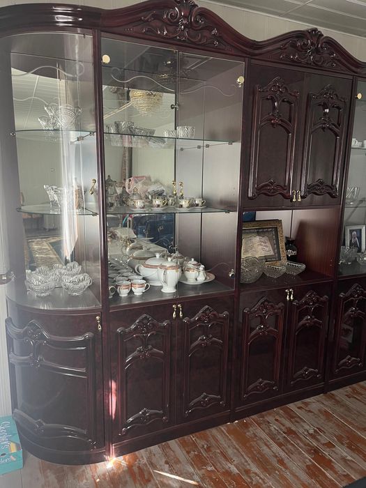 СПОЧНО !Продаю шкаф витрину