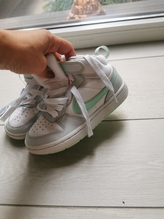 Adidas Nike mar. 28,5