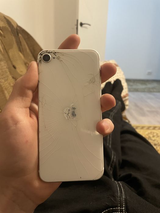 Продаю айфон СЕ 2020