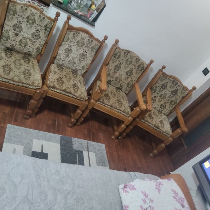 Scaune din lemn masiv, în stare foarte bună (4bucăți)500lei