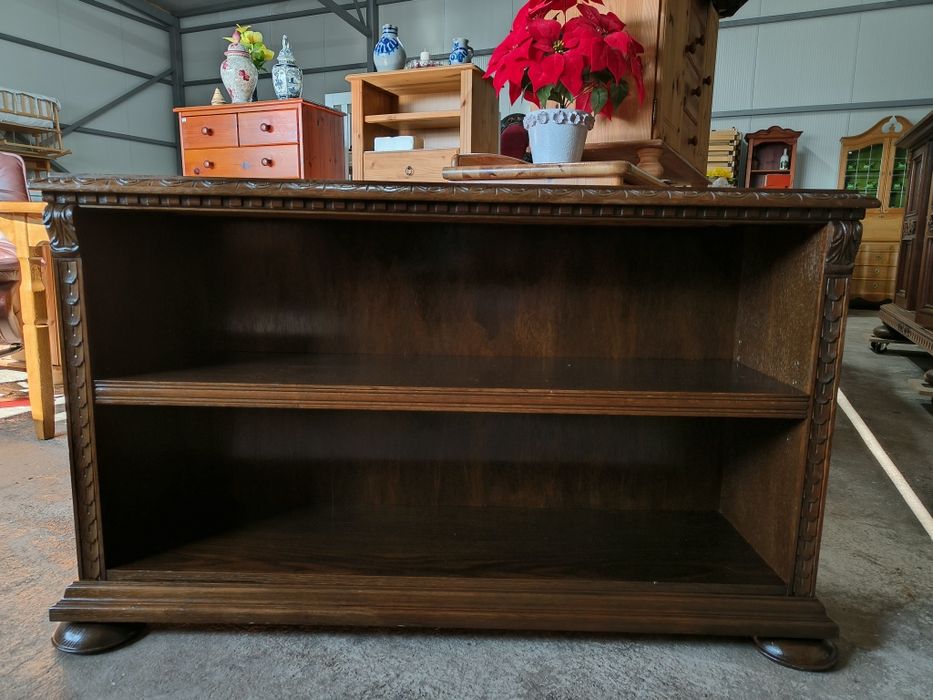 Дъбова библиотека с нежна дърворезба