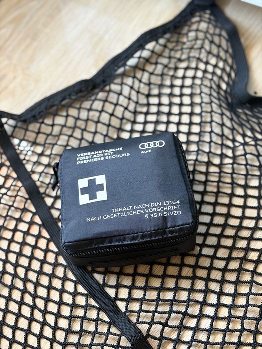 Trusa Medicala Audi + plasa de fixare portabagaj Audi Q3
