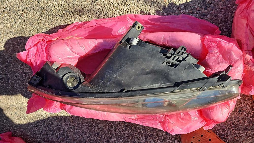 Faruri originale Peugeot 206 si alte piese la cerere