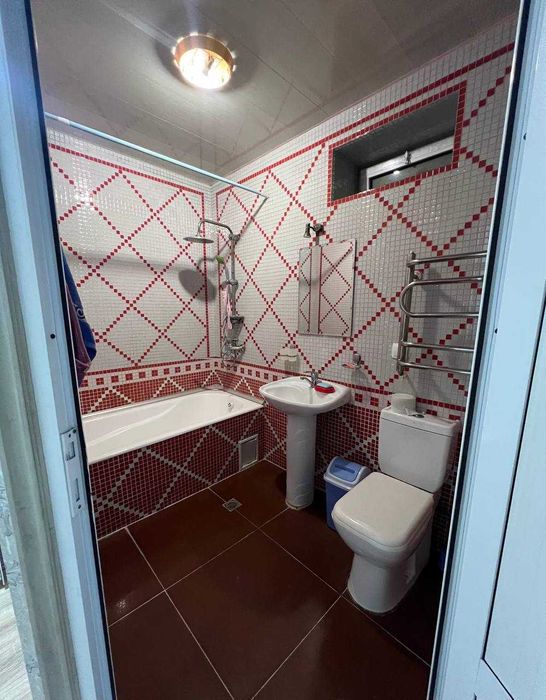 Продается большой дом 10 сот 12 ком в городе не далеко от метро