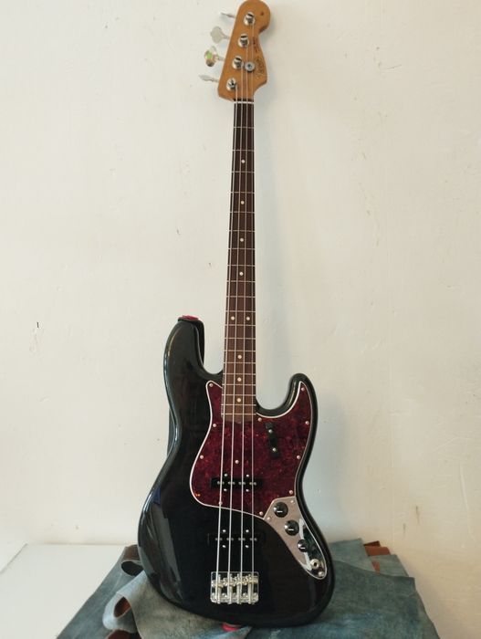 Продам Fender jazz bass