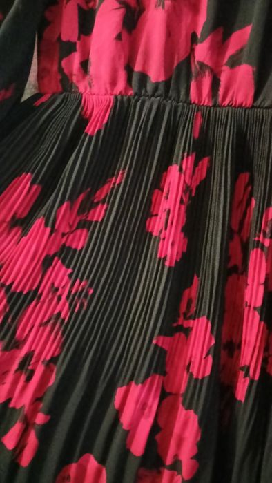 Плесирана дамска рокля