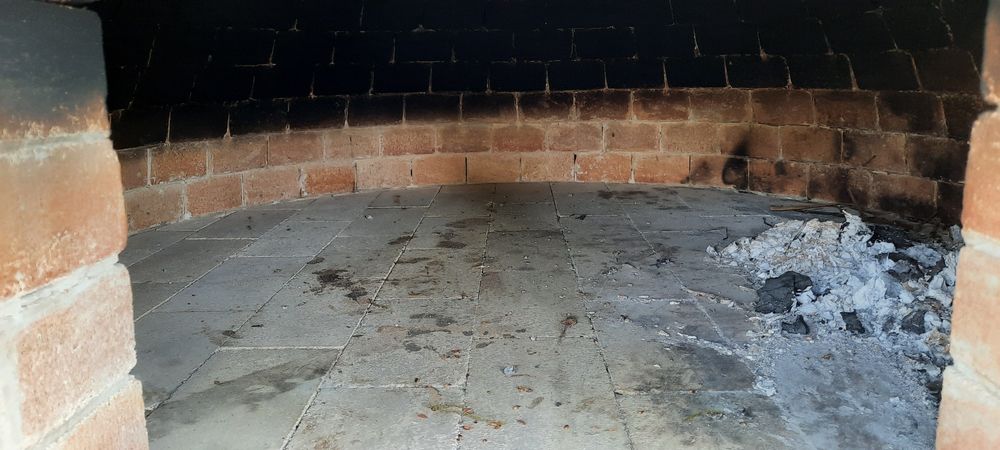 Pompei pechka pitsa va boshqa narsalar pishiradi