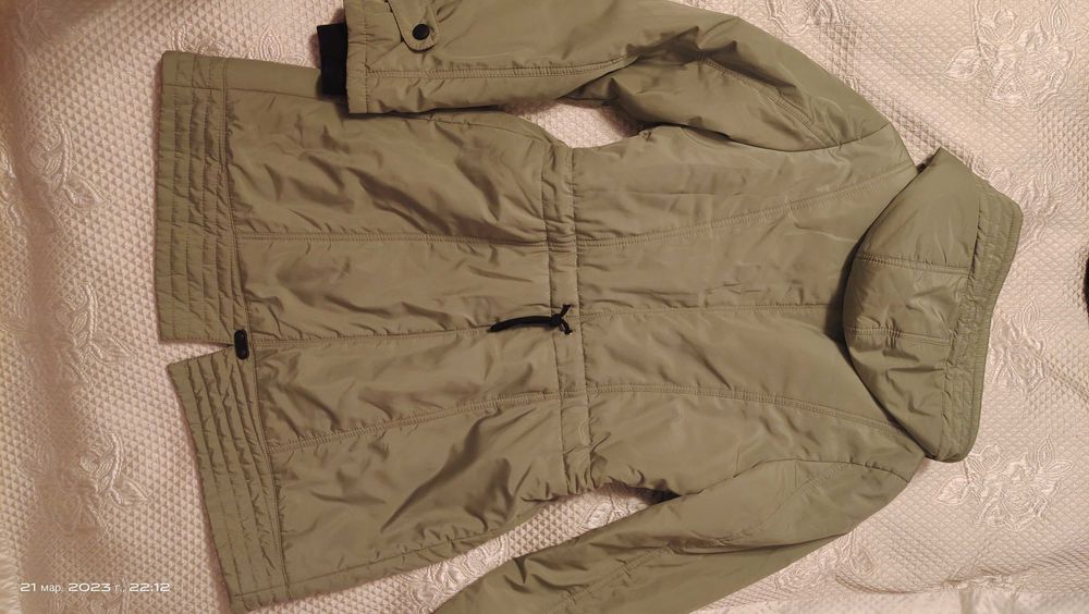 Ветровка с капюшоном