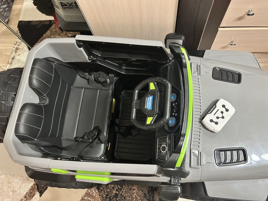 Продам машинку Jeep Wrangler серый