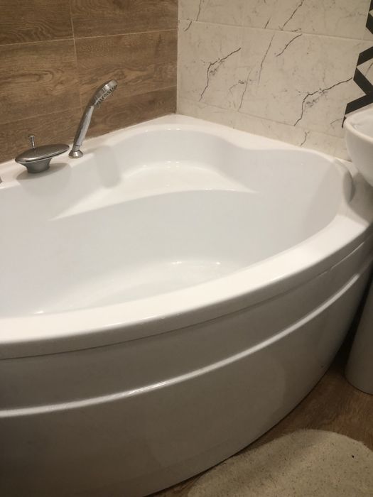 Продам угловую ванну со смес. размер 150*95