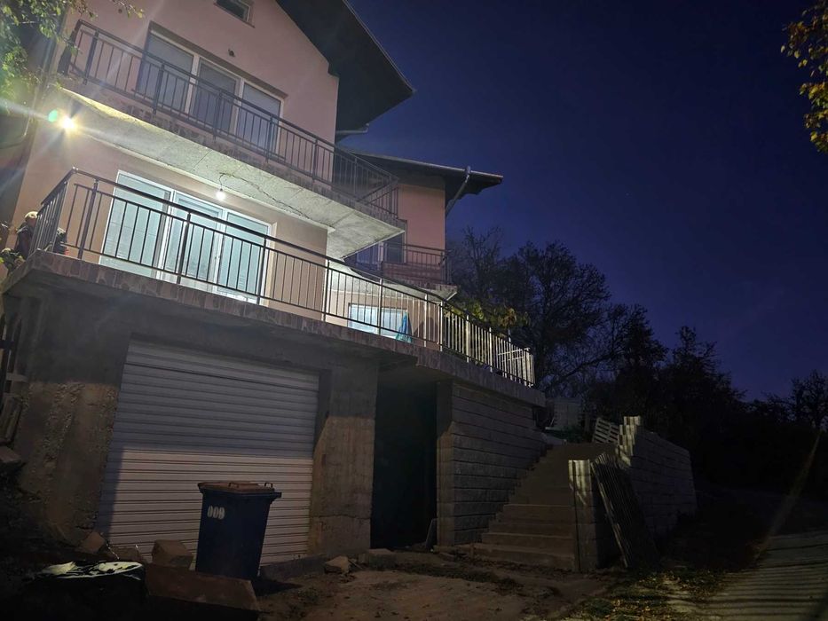 Изработка и монтаж на алуминиеви парапети