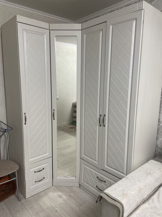 Угловой шкаф для спальни