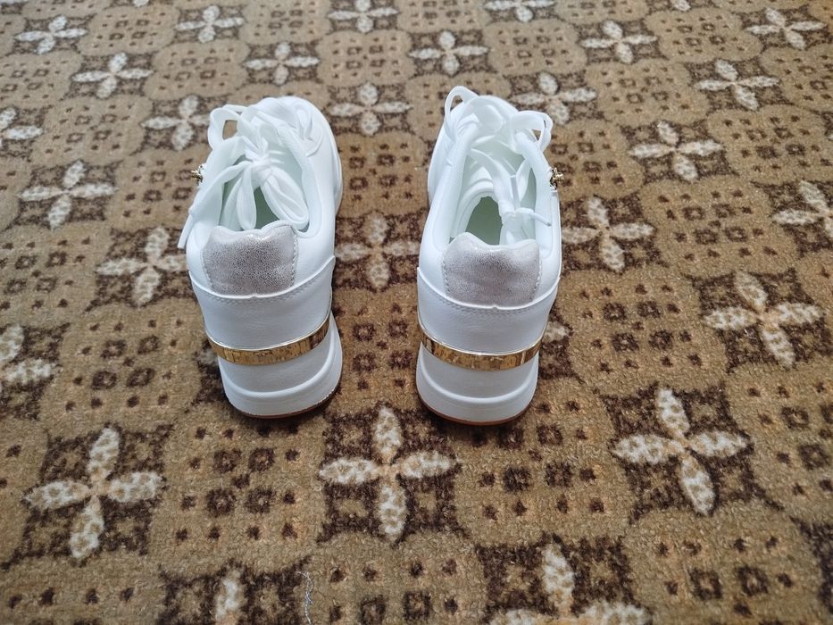 Продам кроссовки