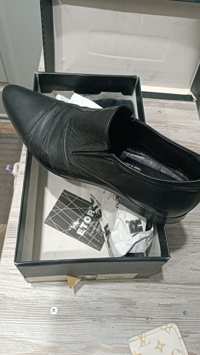 Мужские туфли узкие носы