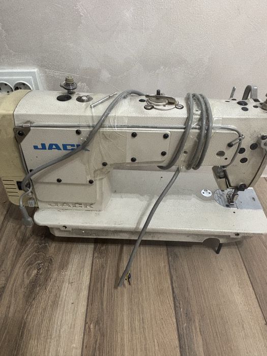 Продам швейную машинку