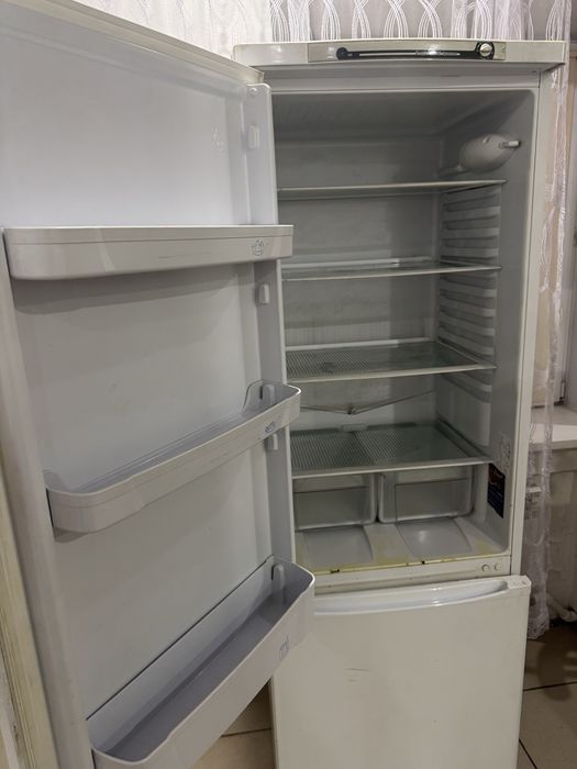 Продам рабочий холодильник indesit