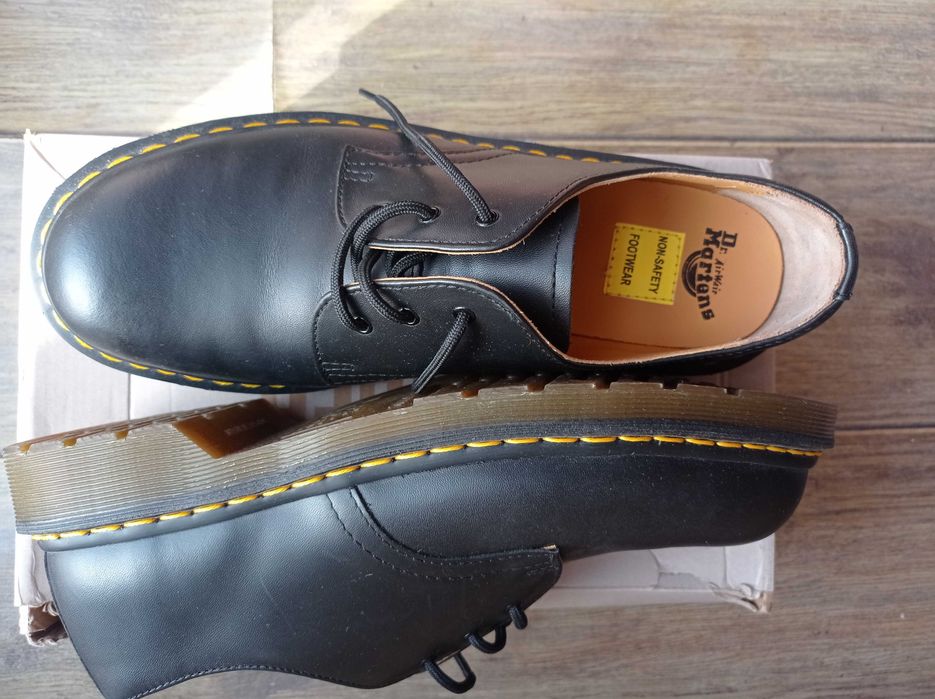 UK9.5 Нови Обувки Dr. Martens Black