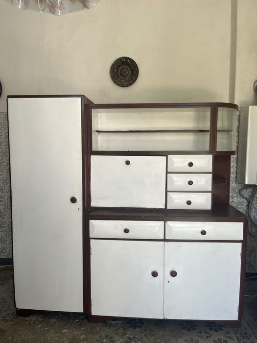 Mobilier vechi de bucătărie din lemn masiv