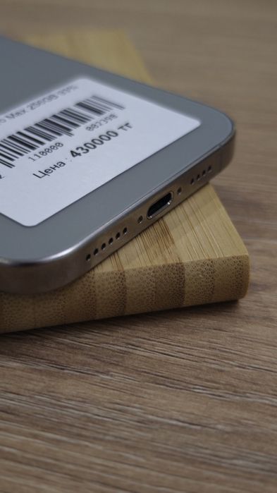 iPhone 16 Pro Max 256GB | Apple Room