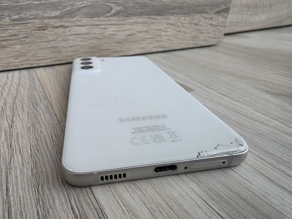 Samsung Galaxy S21 FE • Бял • Много запазен • С 2 кейса